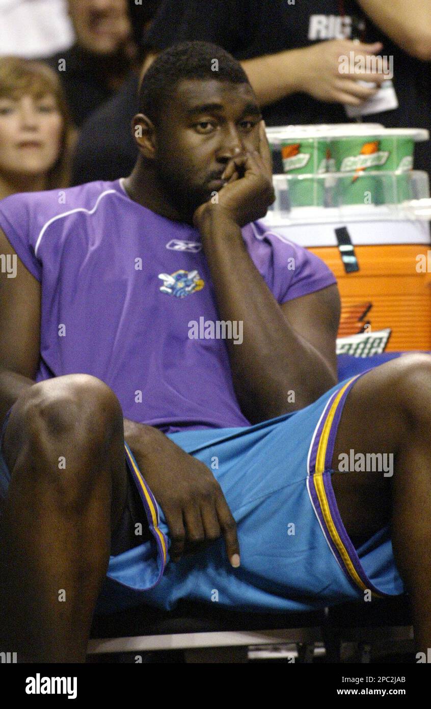 ** FILE ** New Orleans Hornets' Robert Traylor watches during the final seconds as his team loses to the Miami Heat in Game 7 of their NBA first-round playoff series in this May 4, 2004 file photo, in Miami. Former NBA player Robert Traylor pleaded guilty Thursday to preparing a false tax return after hiding assets for a convicted drug dealer. (AP Photo/Luis Alvarez) Banque D'Images