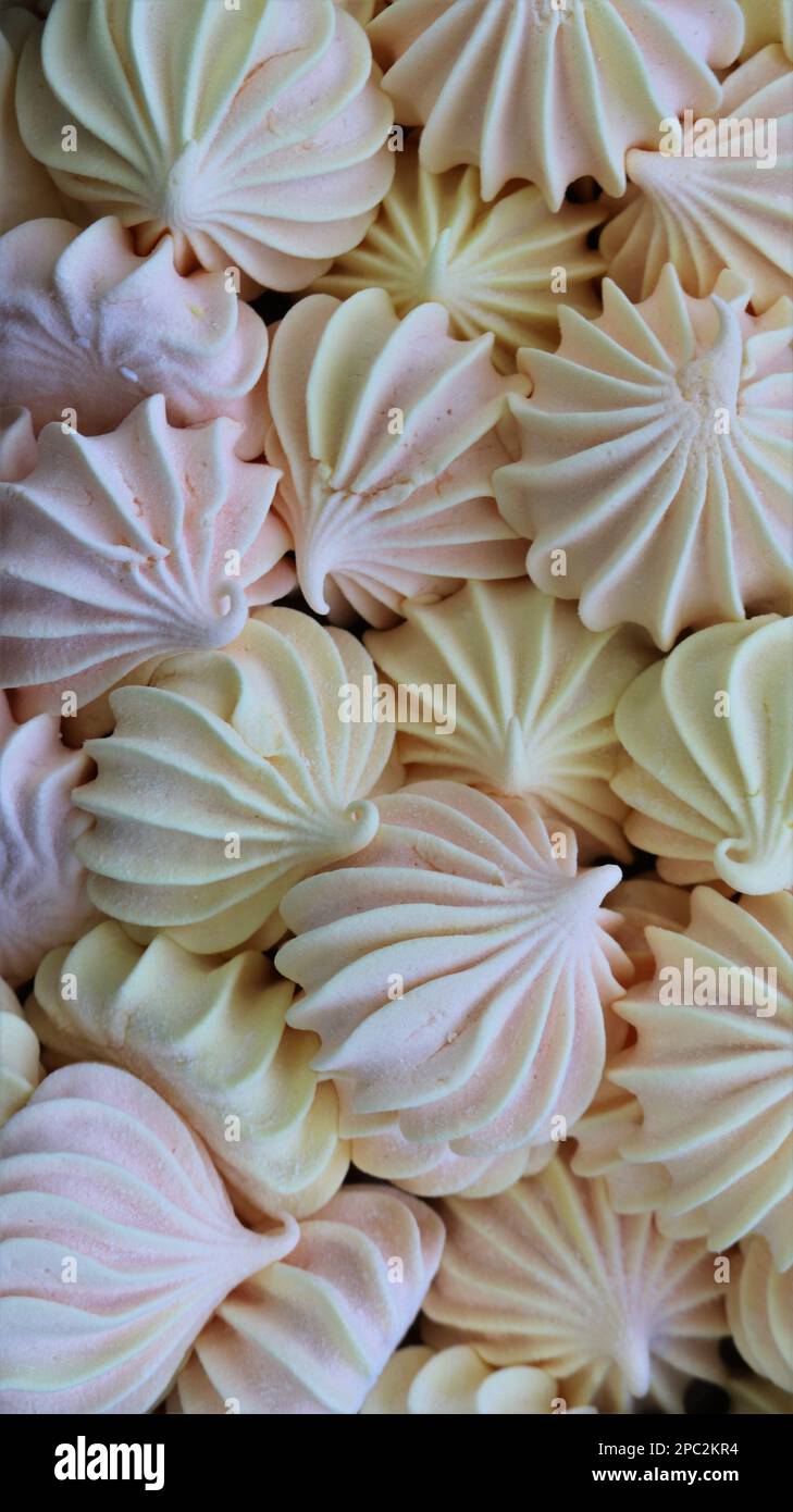 fond doux de marshmallows à texture pastel délicat, bisous fruités de marshmallow comme un produit de sucre, soufflé doux fait en usine Banque D'Images