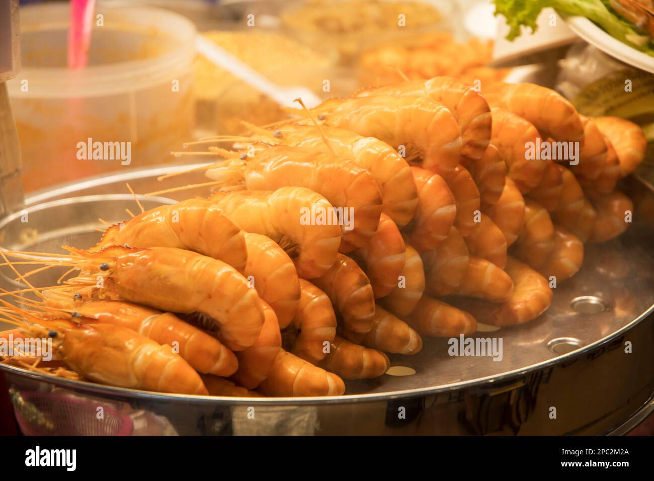 De délicieuses crevettes ou crevettes cuites à la vapeur sur le terrain de restauration du marché de la rue à Bangkok Banque D'Images