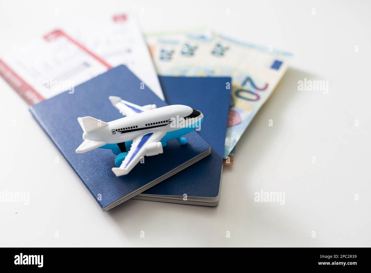 Vue de dessus des accessoires de voyage, chapeau, lunettes, appareil photo, passeports et billets d'avion en arrière-plan avec espace de copie pour le texte. Concept de vacances de voyage Banque D'Images