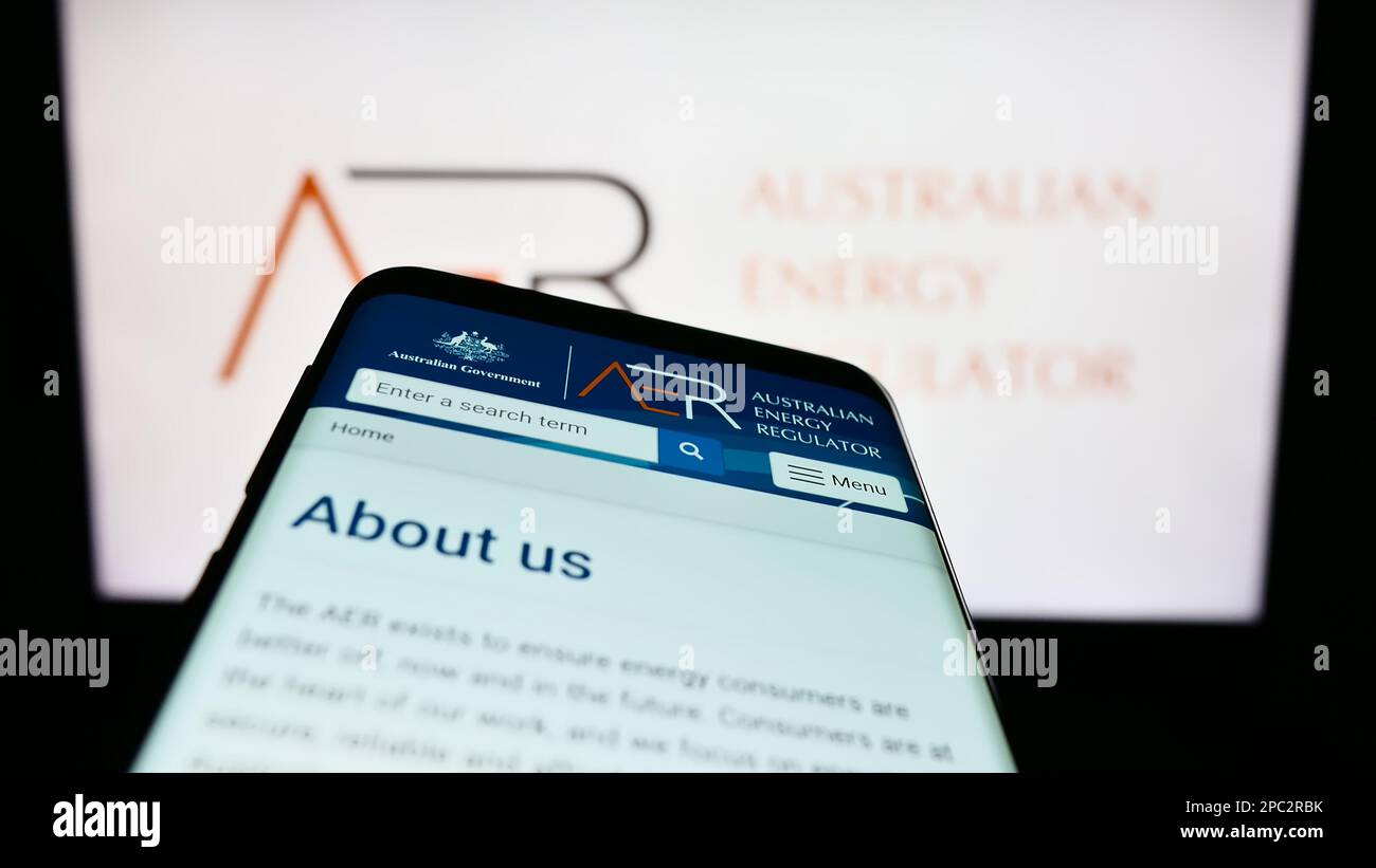 Smartphone avec le site Web de l'autorité Australian Energy Regulator (AER) à l'écran devant le logo. Faites la mise au point dans le coin supérieur gauche de l'écran du téléphone. Banque D'Images