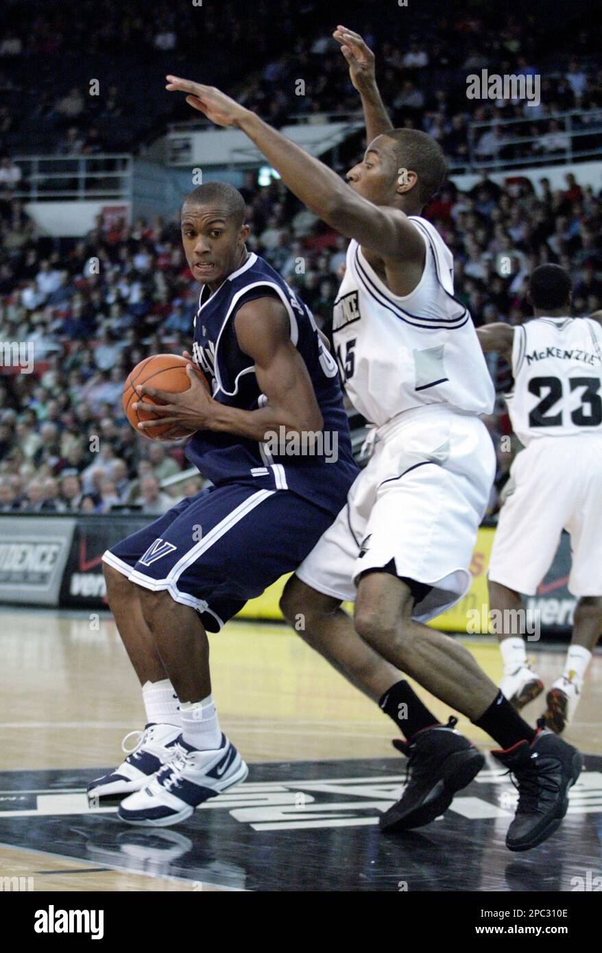 Villanova forward Dante Cunningham, left, is defended by Providence forward Herbert Hill during a basketball game, Tuesday, Jan. 23, 2007, in Providence, R.I. (AP Photo/Stew Milne) Banque D'Images
