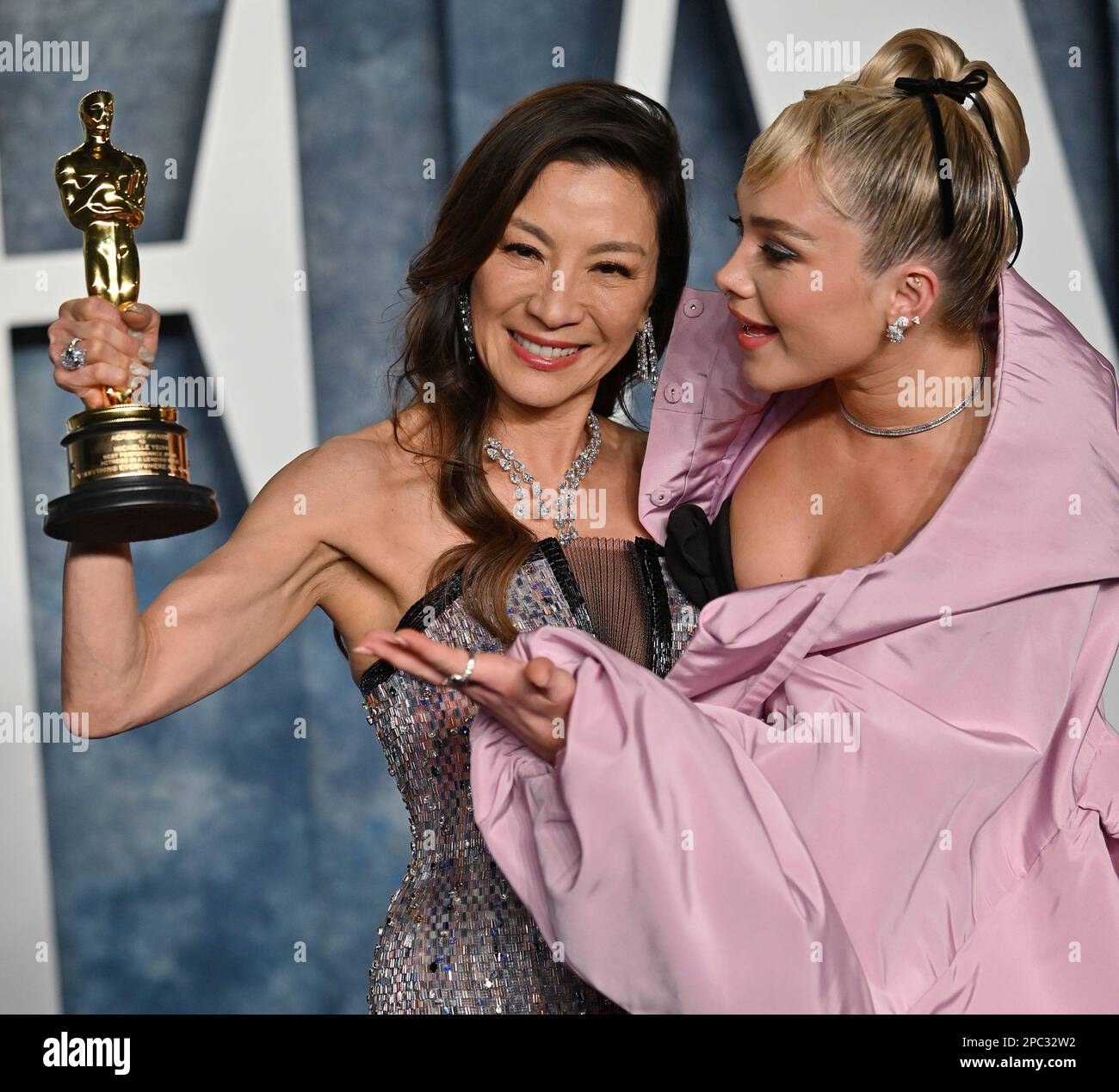 Beverly Hills, États-Unis. 12th mars 2023. Michelle Yeoh (L) tient son Oscar de la meilleure actrice et obtient un hug de Florence Pugh alors qu'ils arrivent pour la fête des Oscars de la Vanity Fair au Wallis Annenberg Center for the Performing Arts à Beverly Hills, Californie, dimanche, 12 mars 2023. Photo de Chris Chew/UPI crédit: UPI/Alay Live News Banque D'Images