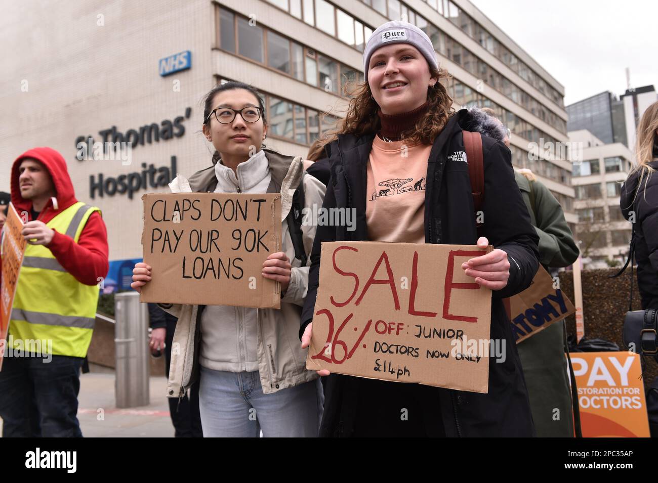 Londres, Angleterre, Royaume-Uni. 13th mars 2023. Les jeunes médecins commencent une grève de 72 heures à l'extérieur de l'hôpital St Thomas de Londres, en désaccord sur la rémunération et les conditions de travail. (Credit image: © Thomas Krych/ZUMA Press Wire) USAGE ÉDITORIAL SEULEMENT! Non destiné À un usage commercial ! Crédit: ZUMA Press, Inc./Alamy Live News crédit: ZUMA Press, Inc./Alamy Live News Banque D'Images