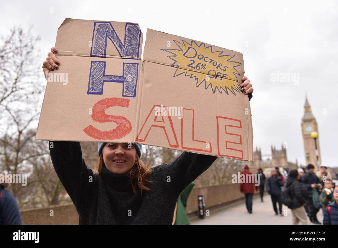 Londres, Angleterre, Royaume-Uni. 13th mars 2023. Les jeunes médecins commencent une grève de 72 heures à l'extérieur de l'hôpital St Thomas de Londres, en désaccord sur la rémunération et les conditions de travail. (Credit image: © Thomas Krych/ZUMA Press Wire) USAGE ÉDITORIAL SEULEMENT! Non destiné À un usage commercial ! Crédit: ZUMA Press, Inc./Alamy Live News crédit: ZUMA Press, Inc./Alamy Live News Banque D'Images