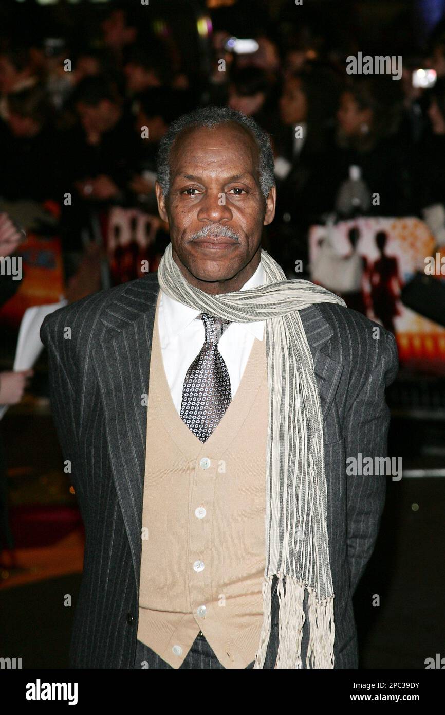 Actor Danny Glover arrives at Odeon Leicester Square for the UK premiere of his film 'Dreamgirls' in London, Sunday, Jan. 21, 2007. (AP Photo/Sang Tan) Banque D'Images