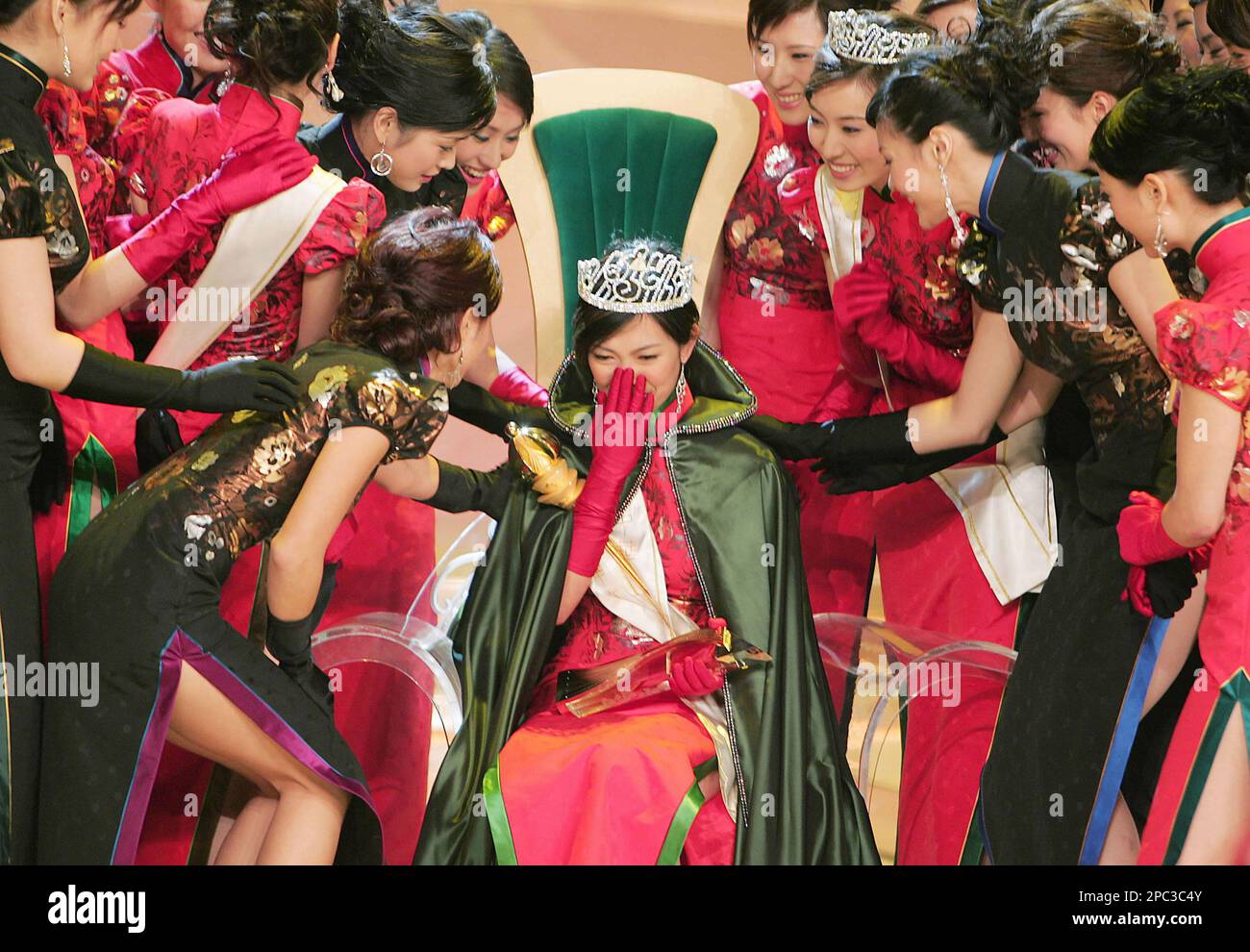 In this photo releaed by China's Xinhua news agency, Song Xinian, center, from Sydney bursts into tears after being crowned Miss Chinese International during Miss Chinese International Pageant 2007 held in Foshan in south China's Guangdong Province, on Saturday January 20, 2007. Twenty-one contestants from cities around the world took part in the competition in the south China city.(AP Photo/Xinhua, Zhou Lei) Banque D'Images