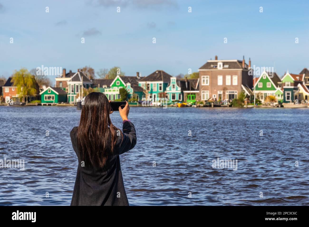 Maison traditionnelle hollandaise au Zaanse Schans Village près d'Amsterdam pays-Bas avec une femme touristique Banque D'Images