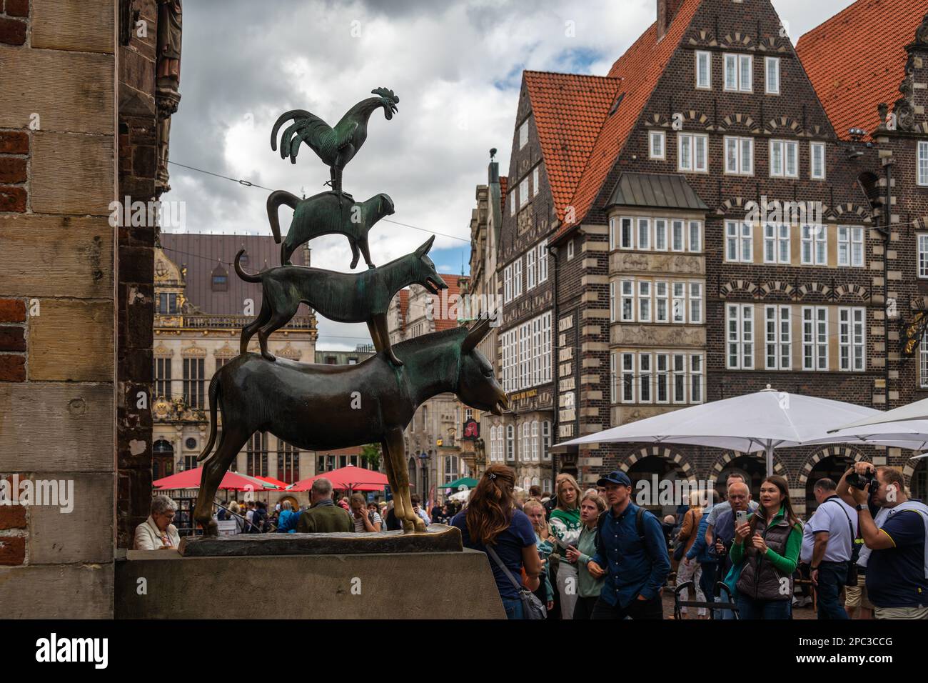 Brême, Allemagne - 16 juillet 2022 : beaucoup de touristes prenant une photo à la statue des musiciens de la ville de Brême Banque D'Images