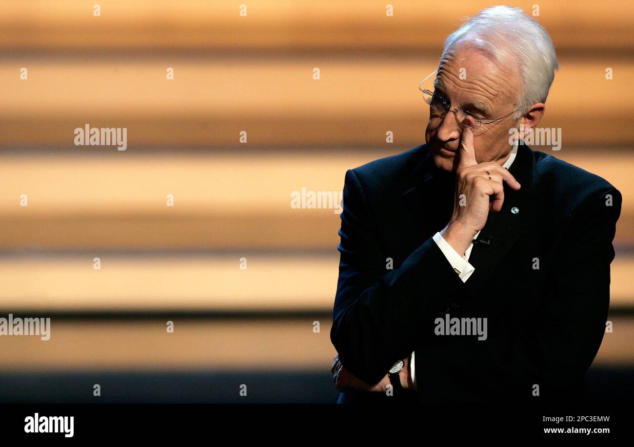 Bayern's Ministerpraesident Edmund Stoiber verfolgt am Freitagabend, 19