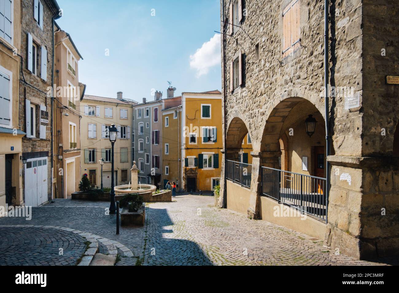 Place de la Grenette, une place pittoresque à Annonay (Ardèche, France) avec son marché couvert médiéval, sa fontaine et ses maisons revêtues colorées Banque D'Images