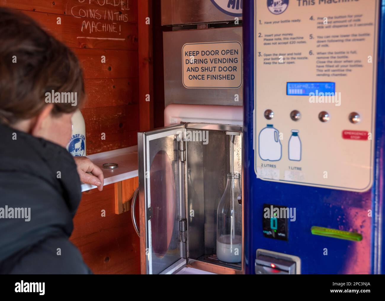 Un distributeur de lait frais sur une ferme laitière signifie que la ferme obtient un paiement décent pour leur lait en coupant les supermarchés. Banque D'Images