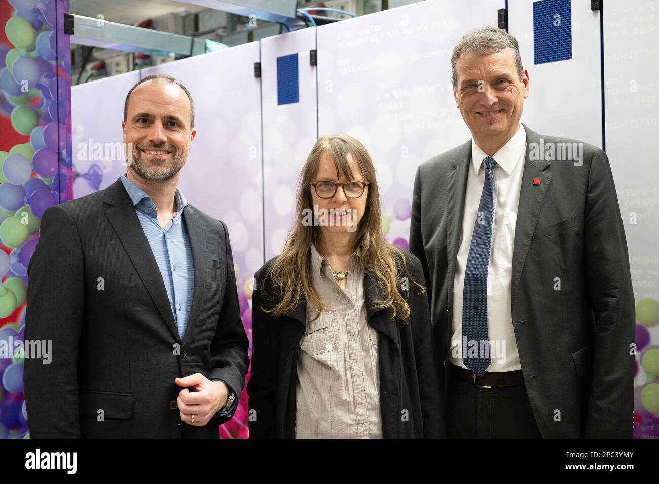 13 mars 2023, Rhénanie-Palatinat, Mayence: Clemens Hoch (SPD, l-r), Ministre de la Science et de la Santé de Rhénanie-Palatinat, Friederike Schmid, Professeur de physique théorique au JGU Mainz, Stefan Müller-Stach, vice-président de la recherche et des jeunes scientifiques à l'Université Johannes Gutenberg de Mayence, se réunit lors de la cérémonie d'inauguration du nouvel ordinateur de haute performance « Mogon NHR Sud-Ouest » à l'Université Johannes Gutenberg de Mayence. L'ordinateur a été financé par le programme fédéral-État de financement "National High Performance Computing". Photo: Sebastian Christoph Gollnow/dpa Banque D'Images