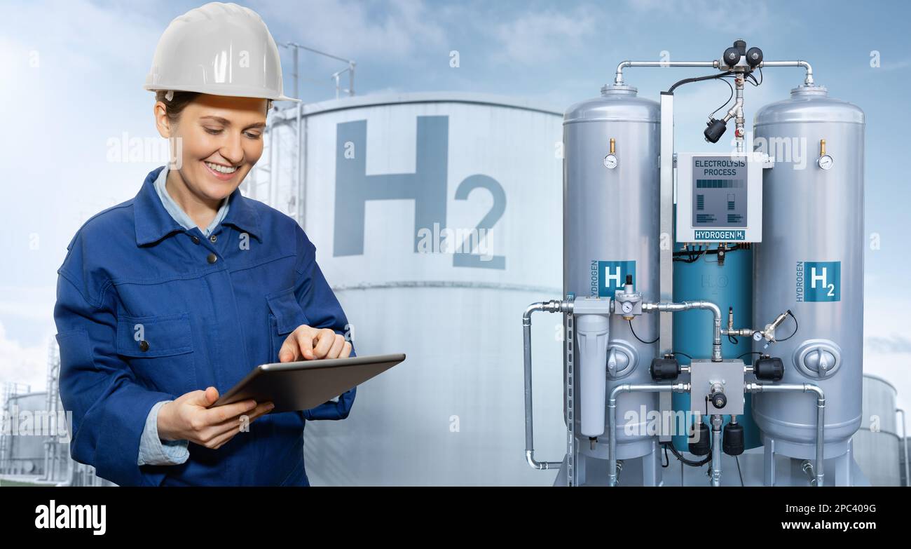 Femme ingénieur avec un ordinateur de tablette sur un fond de l'usine d'hydrogène Banque D'Images