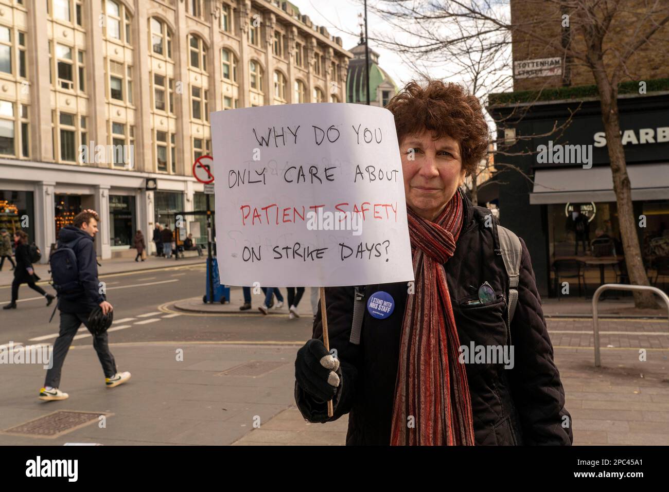Centre de Londres, le 11th mars 2023 Royaume-Uni environ cinq mille personnes ont marché à Donwing Street pour écouter les discours de Tottenham court Road. Les gens sont en colère contre le fait que le NHS soit autorisé à se détériorer. Crédit Natasha Quarmby/Alamylivenews Banque D'Images