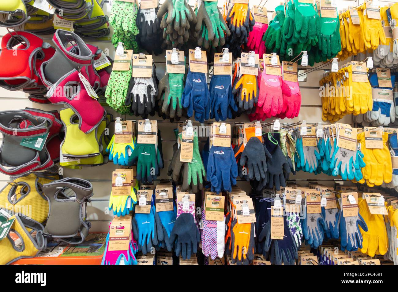 Gants de jardinage exposés dans un centre de jardinage, ashford, kent, royaume-uni Banque D'Images