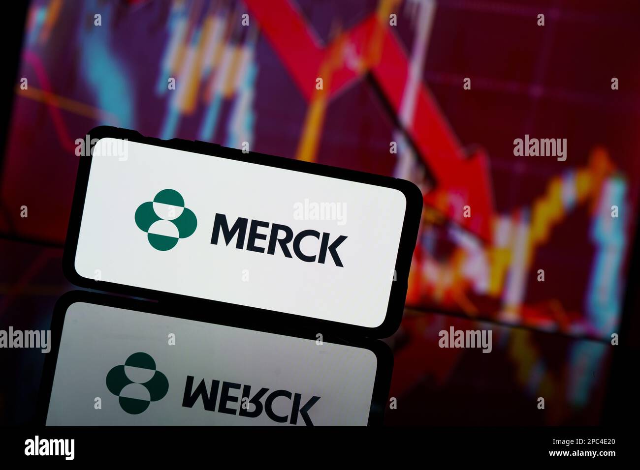 Paris, France - 2023 13 mars : les actions de la société Merck sont en baisse sur le marché boursier. Crise financière et échec de la société Merck. L'économie s'écroule Banque D'Images