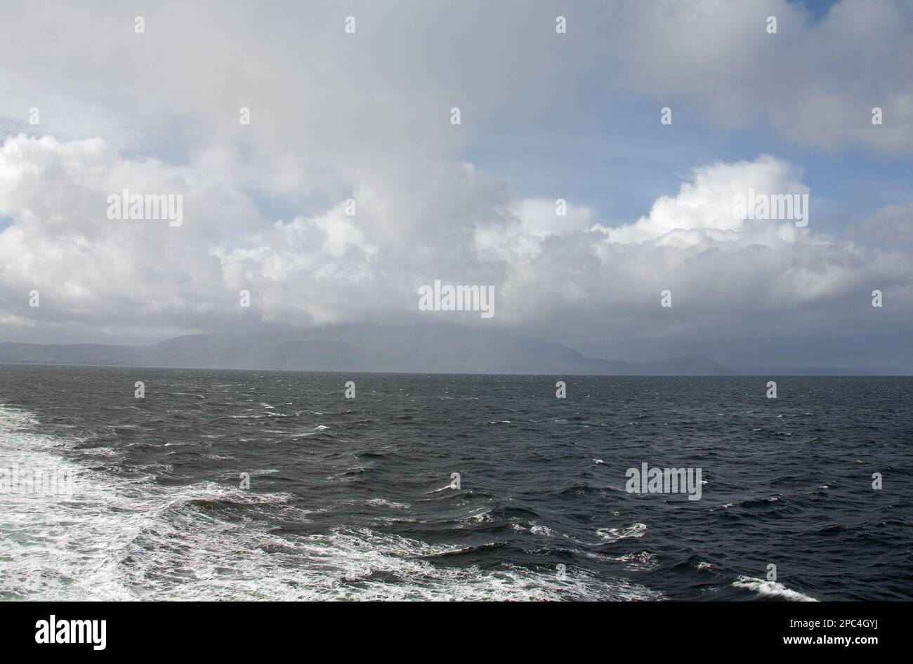 Le nuage passant au-dessus de Goat tomba comme vu du ferry des îles Caledonian qui voyageaient entre Brodick et Ardrossan l'île d'Arran en Écosse Banque D'Images