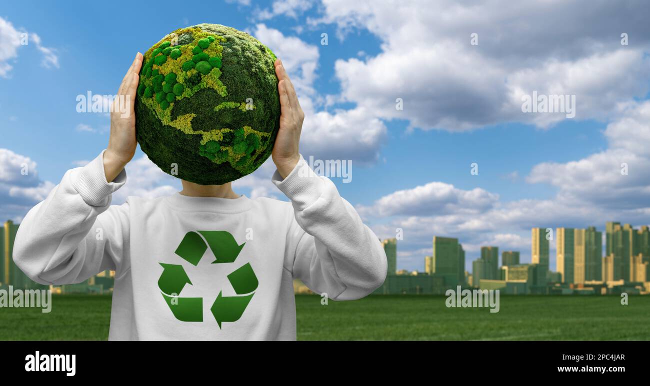 Femme portant une planète verte Terre avec symbole de recyclage Banque D'Images