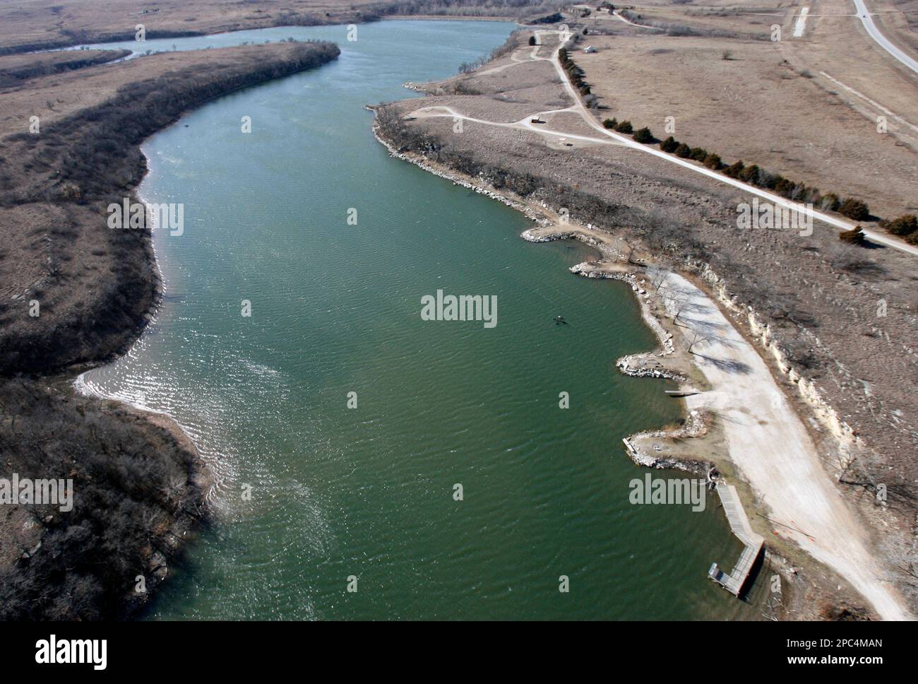 Cowley State Fishing Lake near Arkansas City, Kan., is seen in an aerial photo Wednesday, Jan. 10, 2007, the day after the car of missing college student Jodi Sanderholm was found at the bottom of the lake. A female body, which has not been identified, was found about 8 miles from the car. The body was taken to a Wichita forensic center for identification and autopsy, police said. (AP Photo/Larry W. Smith) Banque D'Images
