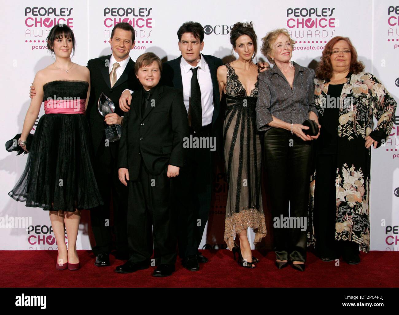 The cast of "Two and a Half Men" is photographed after winning favorite television comedy award at the 33rd Annual People's Choice Awards on Tuesday, Jan. 9, 2007, in Los Angeles. (AP Photo/Reed Saxon) Banque D'Images