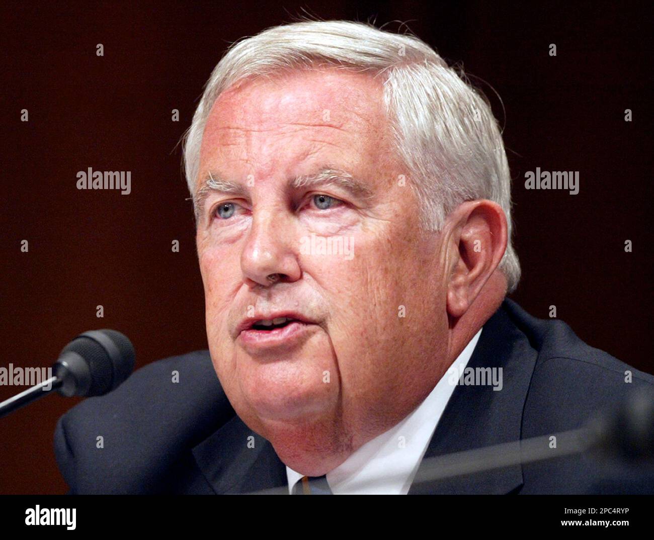 ** FILE ** Fred Fielding, a member of the 9/11 commission, questions former FBI Director Louis Freeh during the commission hearing on Capitol Hill in Washington in this April 13, 2004 file photo. Fielding, a veteran Washington lawyer who served presidents Nixon and Reagan, is returning to the White House to be President Bush's counsel, Bush said Tuesday, Jan. 9, 2007. (AP Photo/Charles Dharapak, File) Banque D'Images