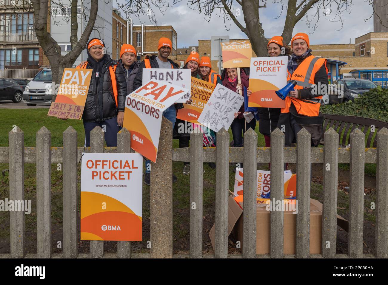 Southend on Sea, Royaume-Uni. 13 mars 2023. Des médecins en formation en gilets orange et des panneaux BMA manifestent devant l'hôpital universitaire de Southend, réclamant un salaire équitable et le soutien du NHS. Les panneaux incluent « PAYER LES MÉDECINS », « SAUVER NOTRE NHS » et « PIQUET OFFICIEL ». Les médecins juniors devant l'entrée du Southend University Hospital commencent leur premier jour de trois jours de grève. Penelope Barritt/Alamy Live News Banque D'Images