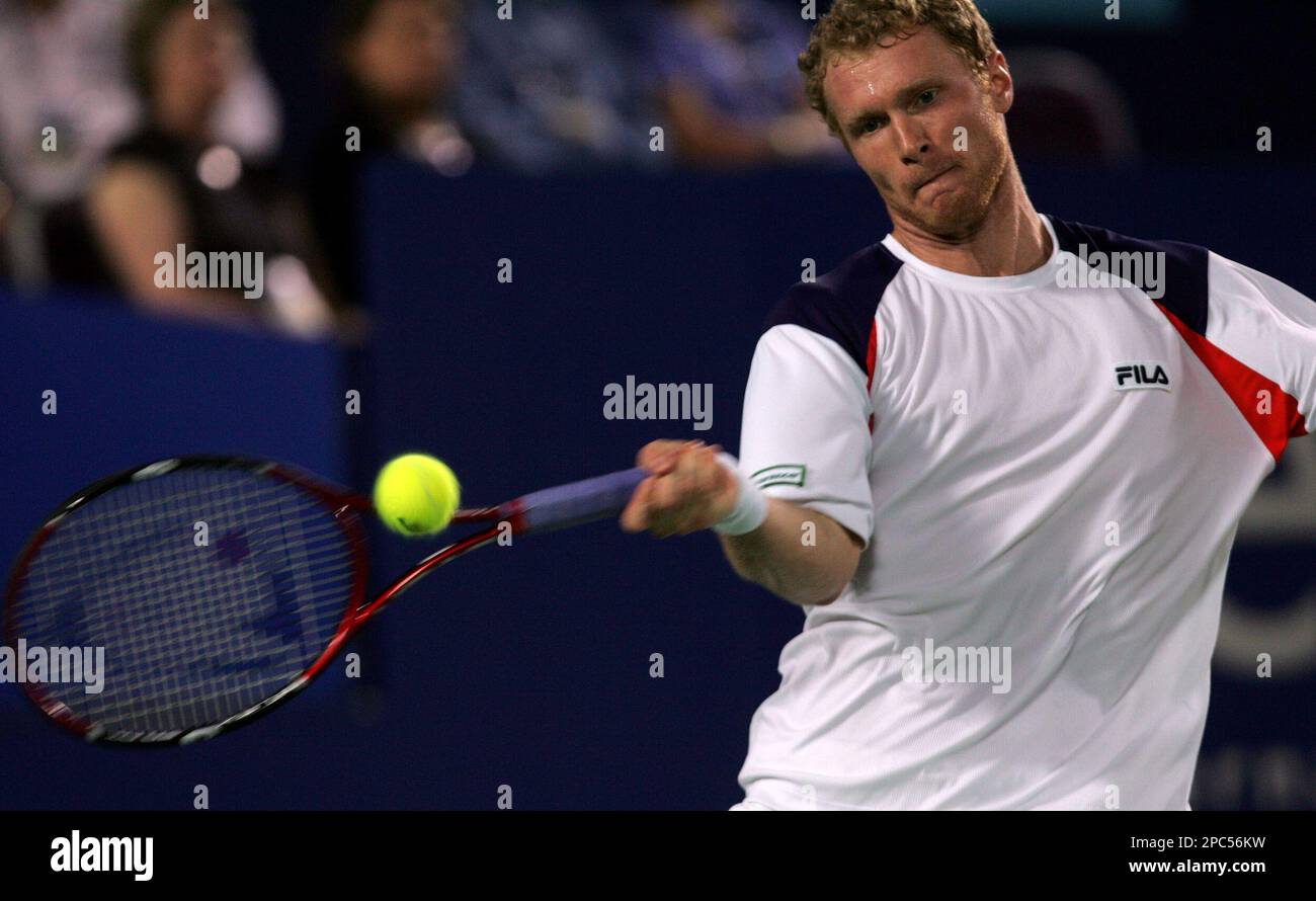 Russia's Dmitry Tursunov in action against Spain's Tommy Robredo during their singles tie in the final of the Hopman Cup in Perth, Western Australia, Friday, Jan. 5, 2007. Tursunov d Robredo 6-4, 7-5. (AP Photo) Banque D'Images
