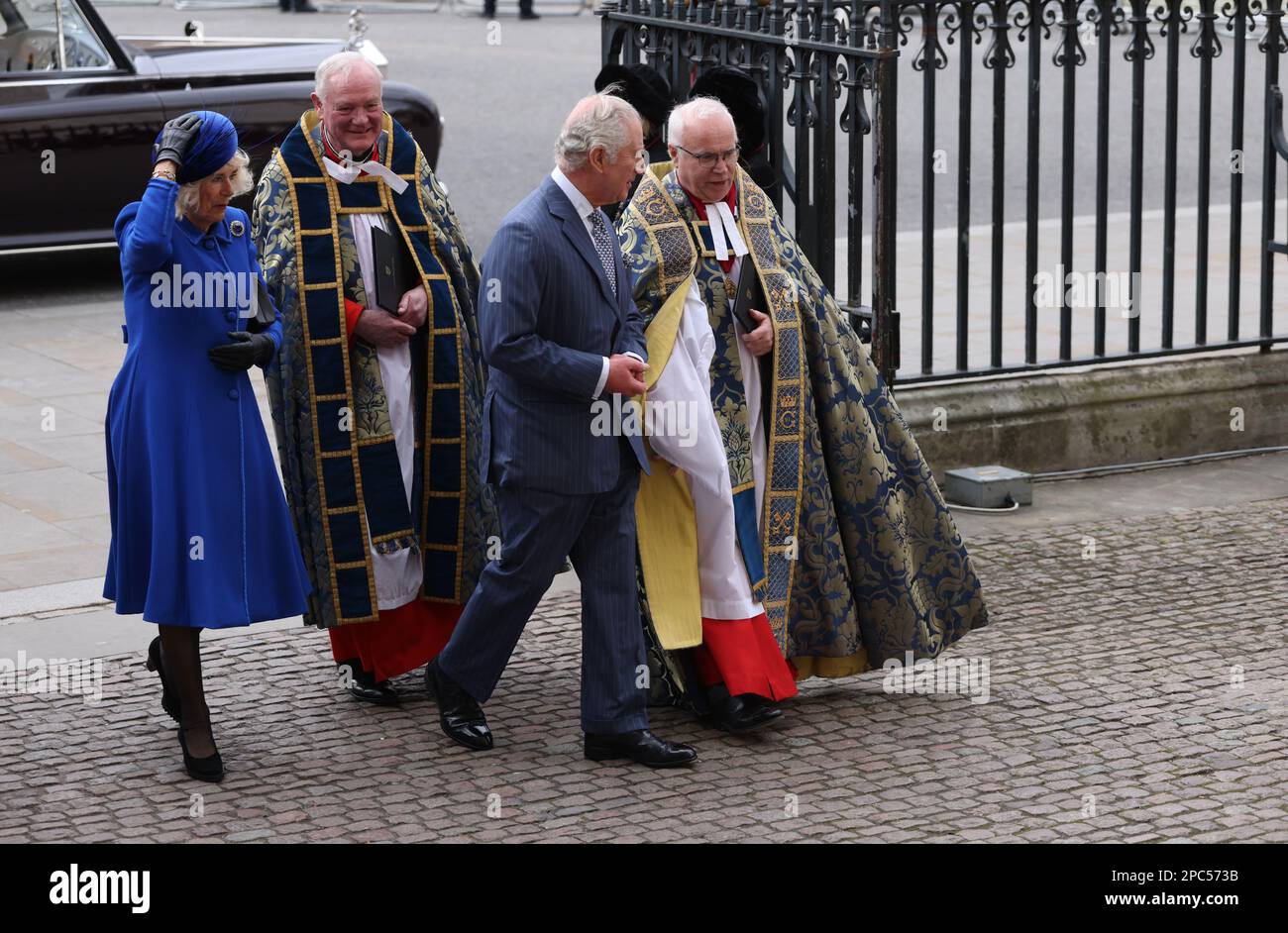 Le roi Charles III et la reine Consort arrivent pour le Commonwealth Day Service annuel à l'abbaye de Westminster à Londres. Date de la photo: Lundi 13 mars 2023. Banque D'Images
