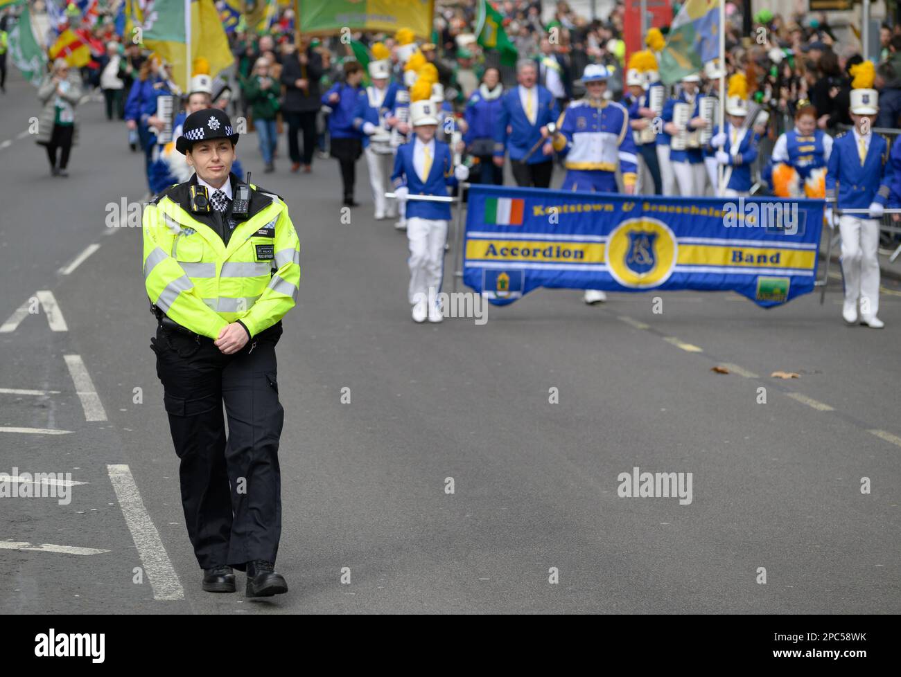 Londres, Angleterre, Royaume-Uni. La police métropolitaine féminine offre des services de police pour la parade de la Saint-Patrick à travers le centre de Lonond, le 12th mars 2023 Banque D'Images