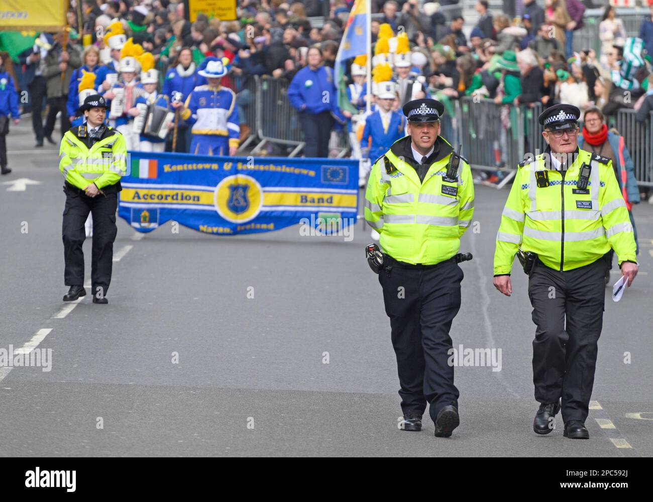 Londres, Angleterre, Royaume-Uni. La police métropolitaine offre des services de police pour la parade de la Saint-Patrick à travers le centre de Lonond, le 12th mars 2023 Banque D'Images