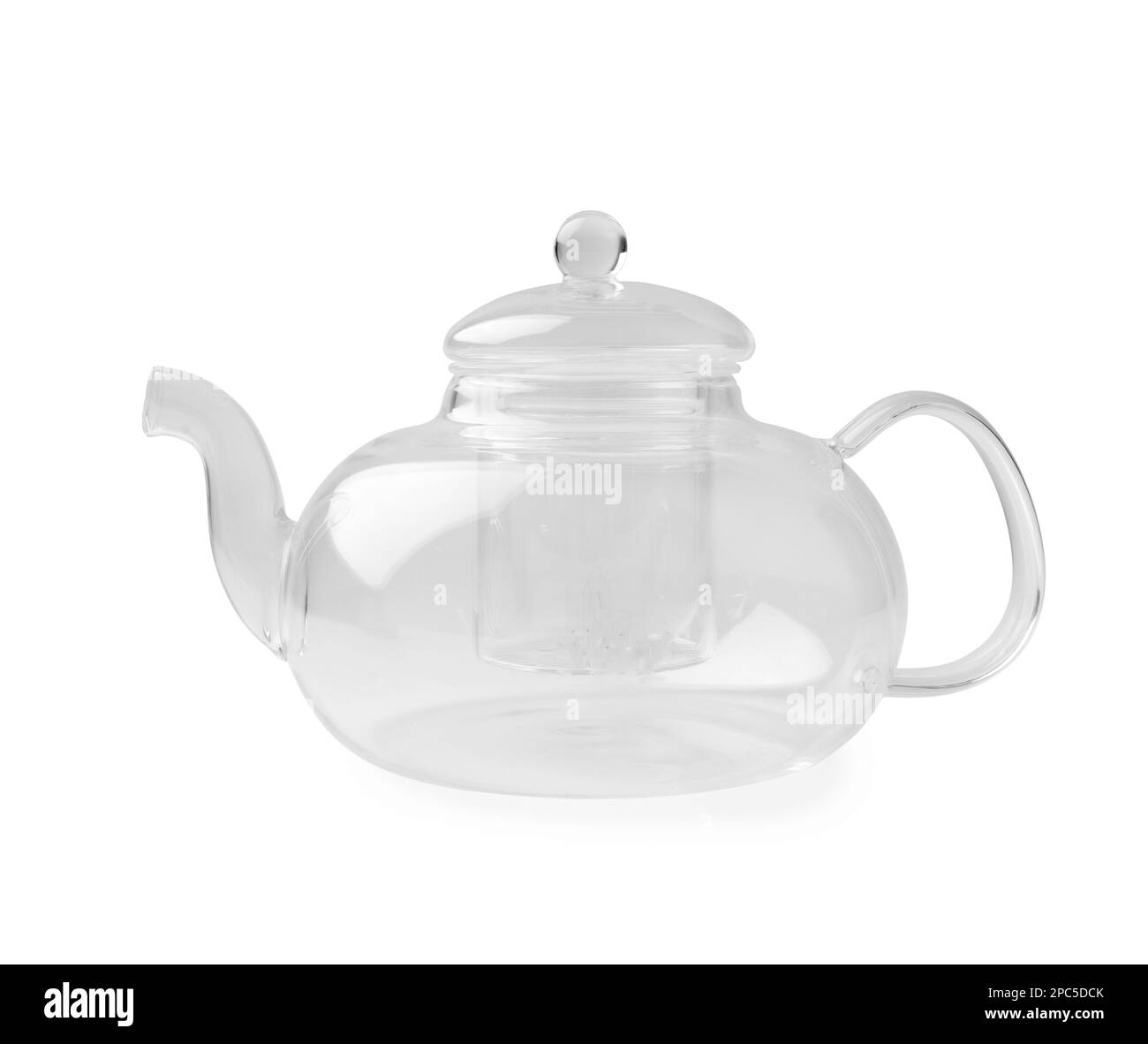Théière en verre sur isolation. Théière pour thé sur fond blanc. Théière en verre transparent. Ustensiles pour faire du thé. Banque D'Images