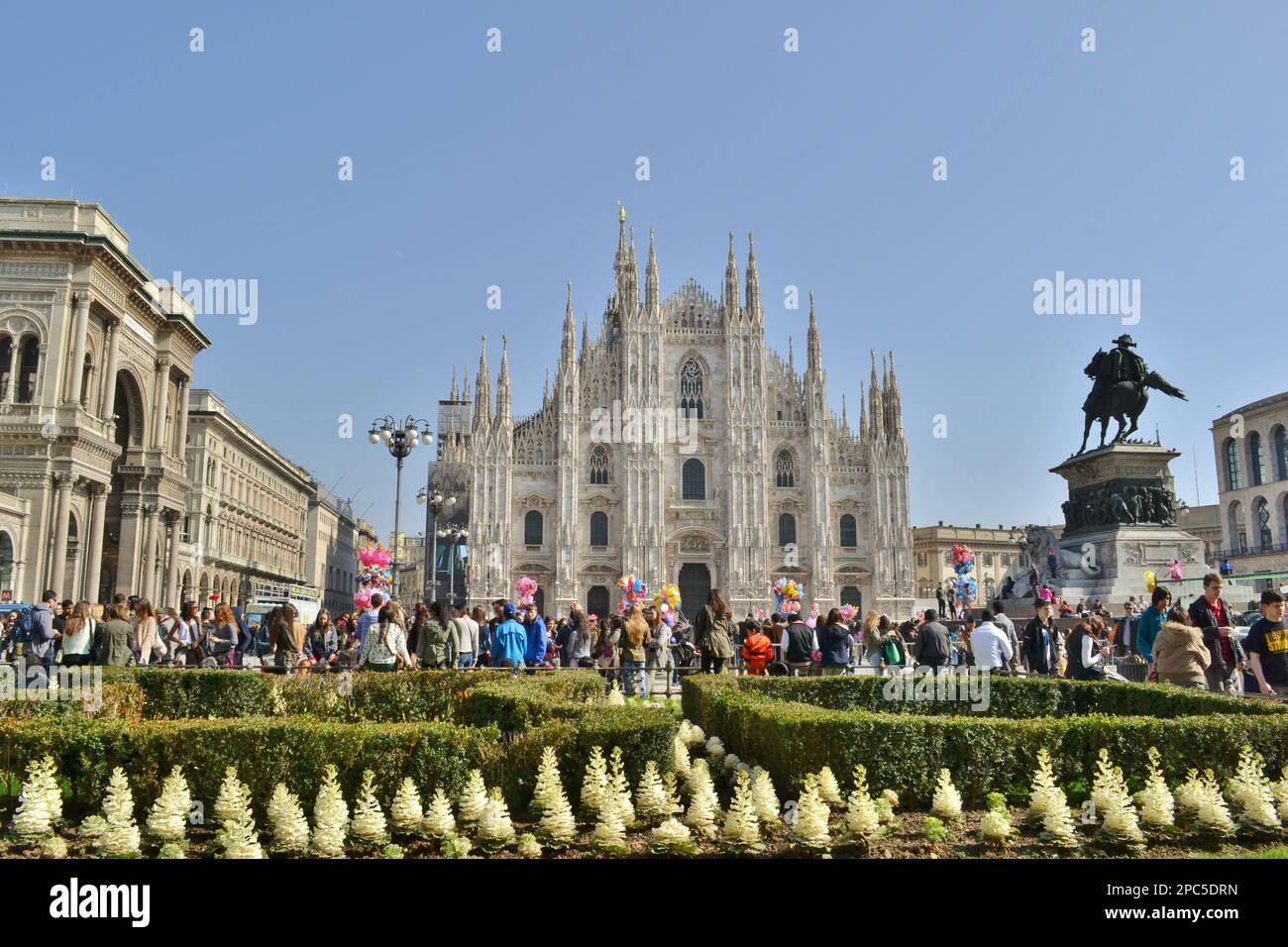 Vue panoramique sur la place du Duomo de Milan pendant la fête traditionnelle du Carnaval. Beau temps ensoleillé. Façade du Duomo. Banque D'Images