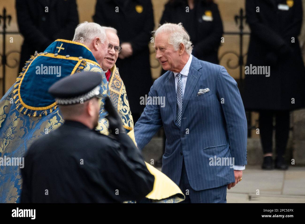 Londres, Royaume-Uni. 13 mars 2023. Le roi Charles arrive pour le Commonwealth Service à l'abbaye de Westminster qui a lieu depuis 1972 et célèbre les peuples et les cultures des 54 nations du Commonwealth. C'est le premier service auquel assiste le roi Charles, après le décès de la reine Elizabeth II Credit: Stephen Chung / Alamy Live News Banque D'Images