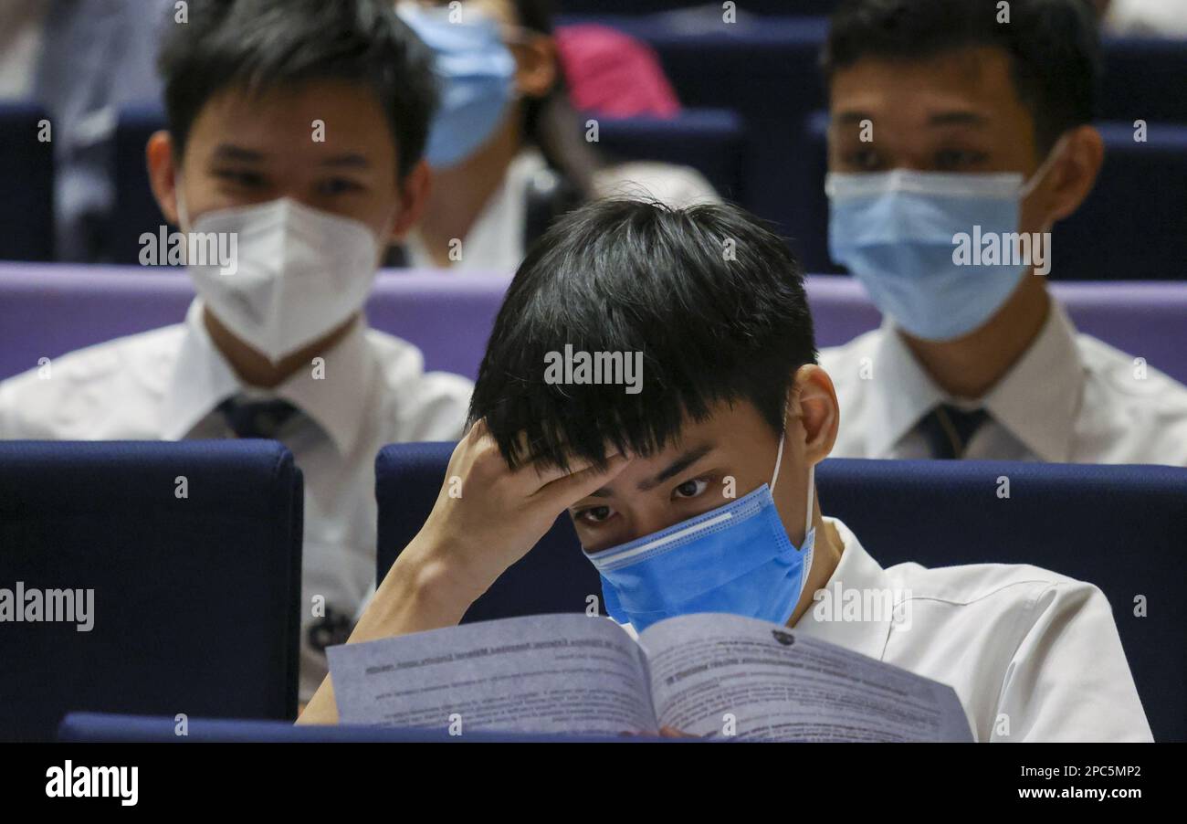 Les étudiants du baccalauréat international (IB) de l'école po Leung Kuk Choi Kai Yau attendent de recevoir leurs résultats sur le campus de Sam Shui po. 06JUL22 SCMP / Tam. Nora Banque D'Images