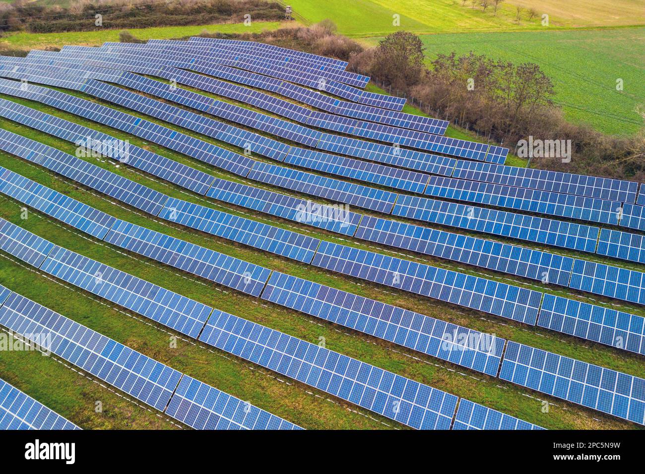 Module d'un grand panneaux solaires photovoltaïques sur un espace ouvert d'un parc solaire dans un environnement rural en Allemagne Banque D'Images