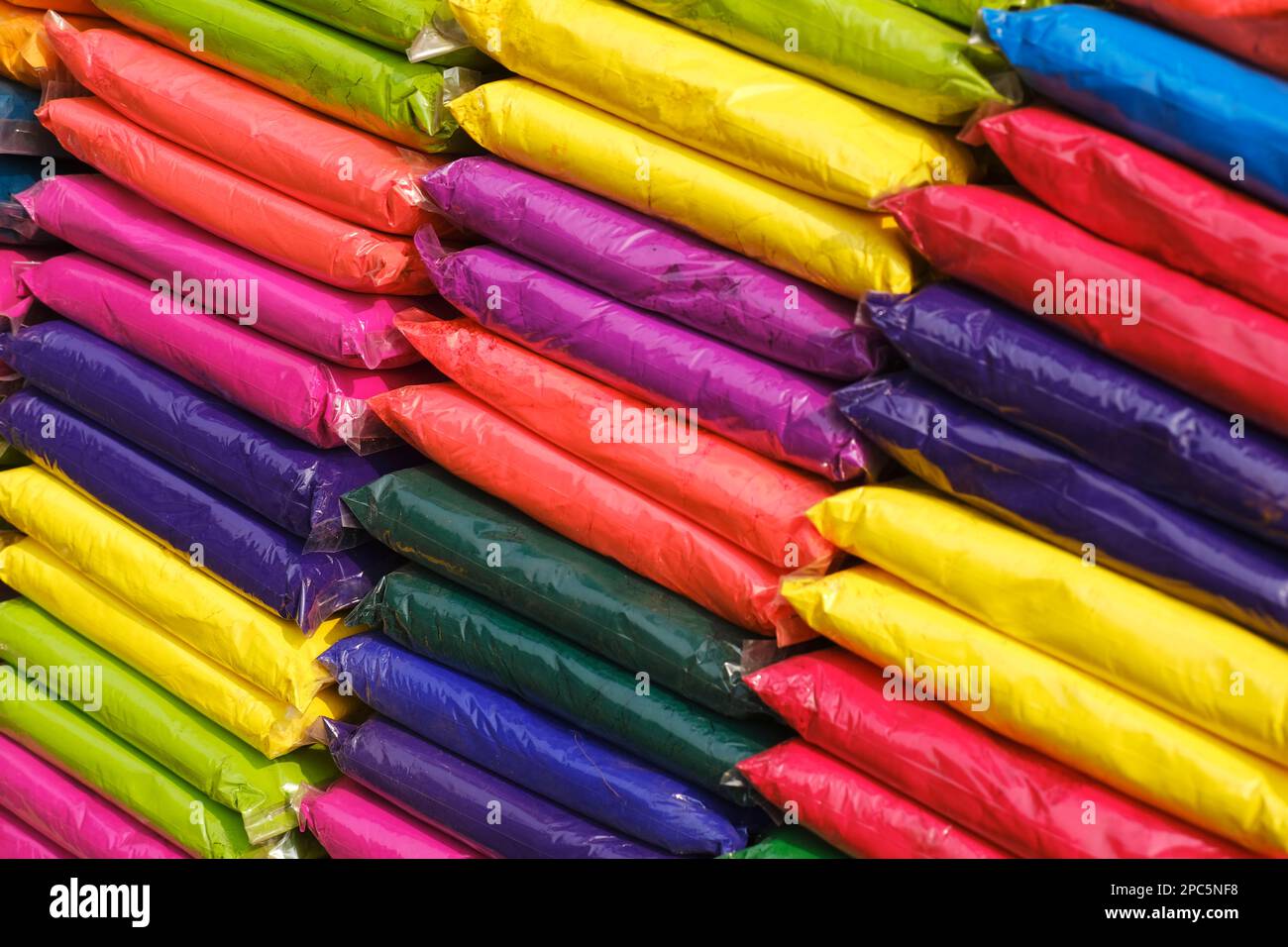 12 Mars 2023, Pune, Inde, Dry Colors emballé dans un emballage plastique placé à la boutique du marché pour la vente de Indian Festival Holi. Banque D'Images
