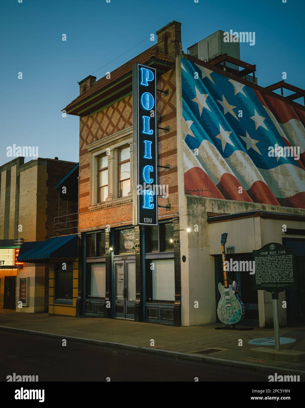 Panneau de signalisation au néon de la police et fresque du drapeau américain sur Beale Street, Memphis, Tennessee Banque D'Images