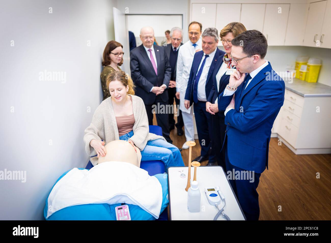 Hanovre, Allemagne. 13th mars 2023. Falko Mohrs (SPD, r), ministre de la Science et de la Culture de Basse-Saxe, s'entretient avec des conférenciers et des étudiants simulant un examen d'une femme enceinte sur un mannequin lors de sa visite dans un laboratoire de formation ('ShillsLab') pour les sages-femmes potentielles à l'école médicale de Hanovre (MHH). Credit: Moritz Frankenberg/dpa/Alay Live News Banque D'Images