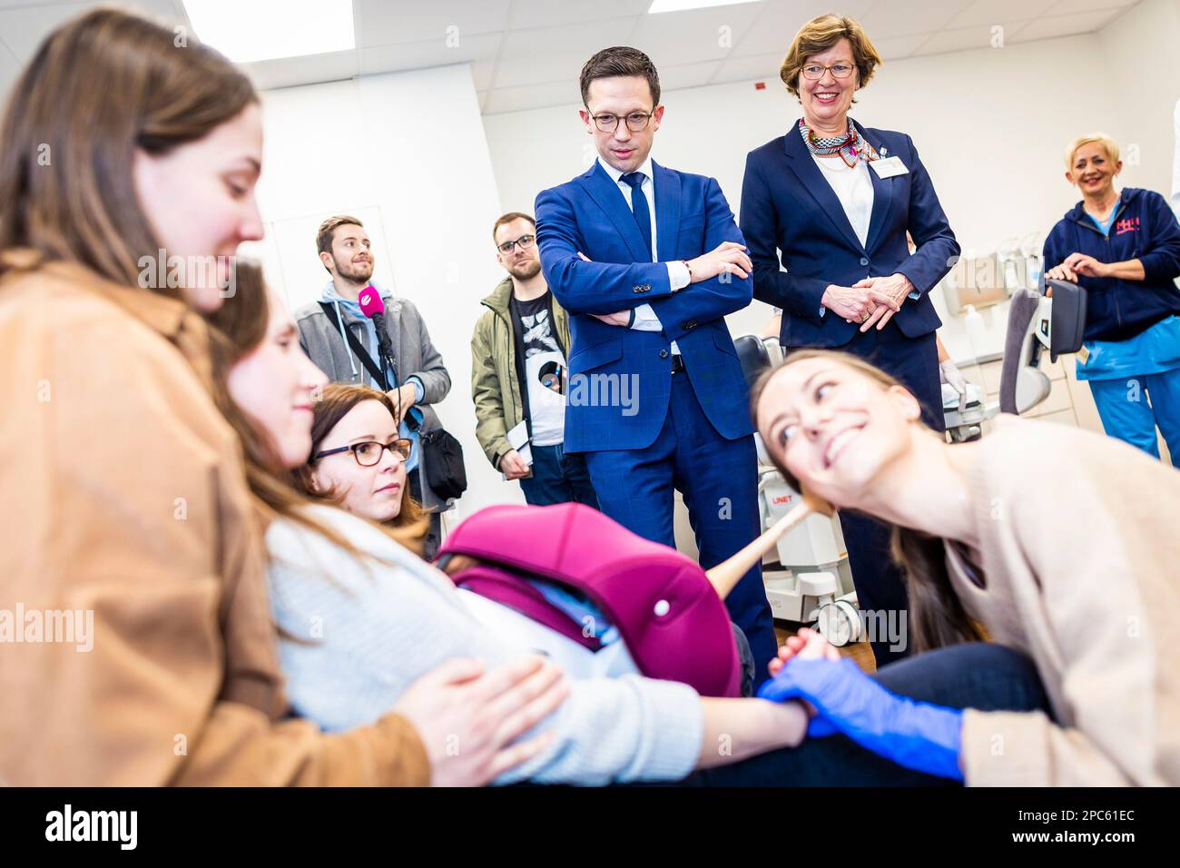 Hanovre, Allemagne. 13th mars 2023. Falko Mohrs (SPD, M), ministre de la Science et de la Culture de Basse-Saxe, s'entretient avec des conférenciers et des étudiants lors de sa visite dans un laboratoire de formation ('KillsLab') pour les sages-femmes potentielles de l'Ecole de médecine de Hanovre (MHH). Credit: Moritz Frankenberg/dpa/Alay Live News Banque D'Images