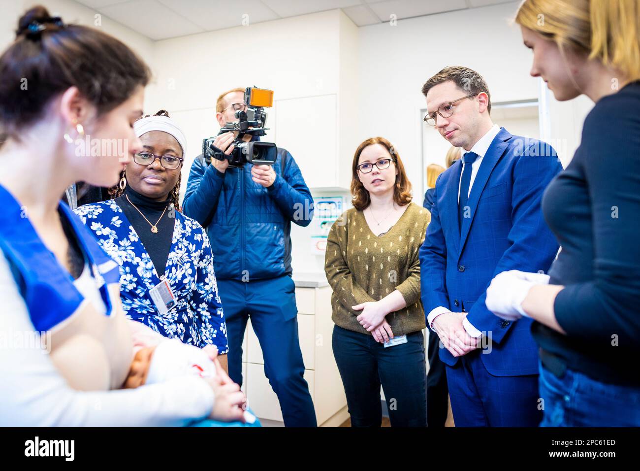 Hanovre, Allemagne. 13th mars 2023. Falko Mohrs (SPD, 2nd à partir de la droite), ministre de la Science et de la Culture de Basse-Saxe, s'entretient avec des conférenciers et des étudiants lors de sa visite dans un laboratoire de formation ('KillsLab') pour les sages-femmes potentielles à l'école de médecine de Hanovre (MHH). Credit: Moritz Frankenberg/dpa/Alay Live News Banque D'Images