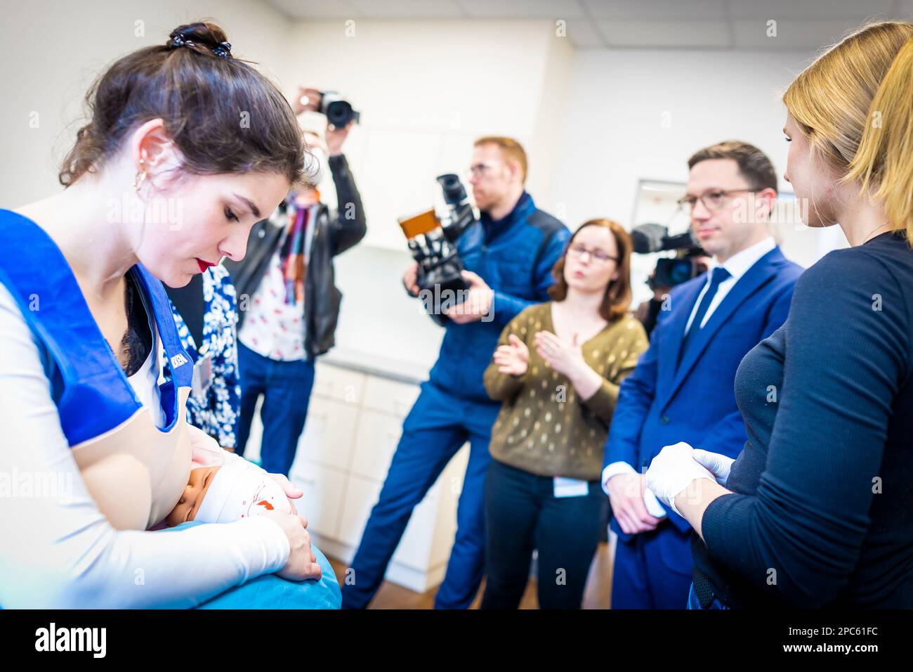 Hanovre, Allemagne. 13th mars 2023. Falko Mohrs (SPD, 2nd à partir de la droite), ministre de la Science et de la Culture de Basse-Saxe, s'entretient avec des conférenciers et des étudiants lors de sa visite dans un laboratoire de formation ('KillsLab') pour les sages-femmes potentielles à l'école de médecine de Hanovre (MHH). Credit: Moritz Frankenberg/dpa/Alay Live News Banque D'Images