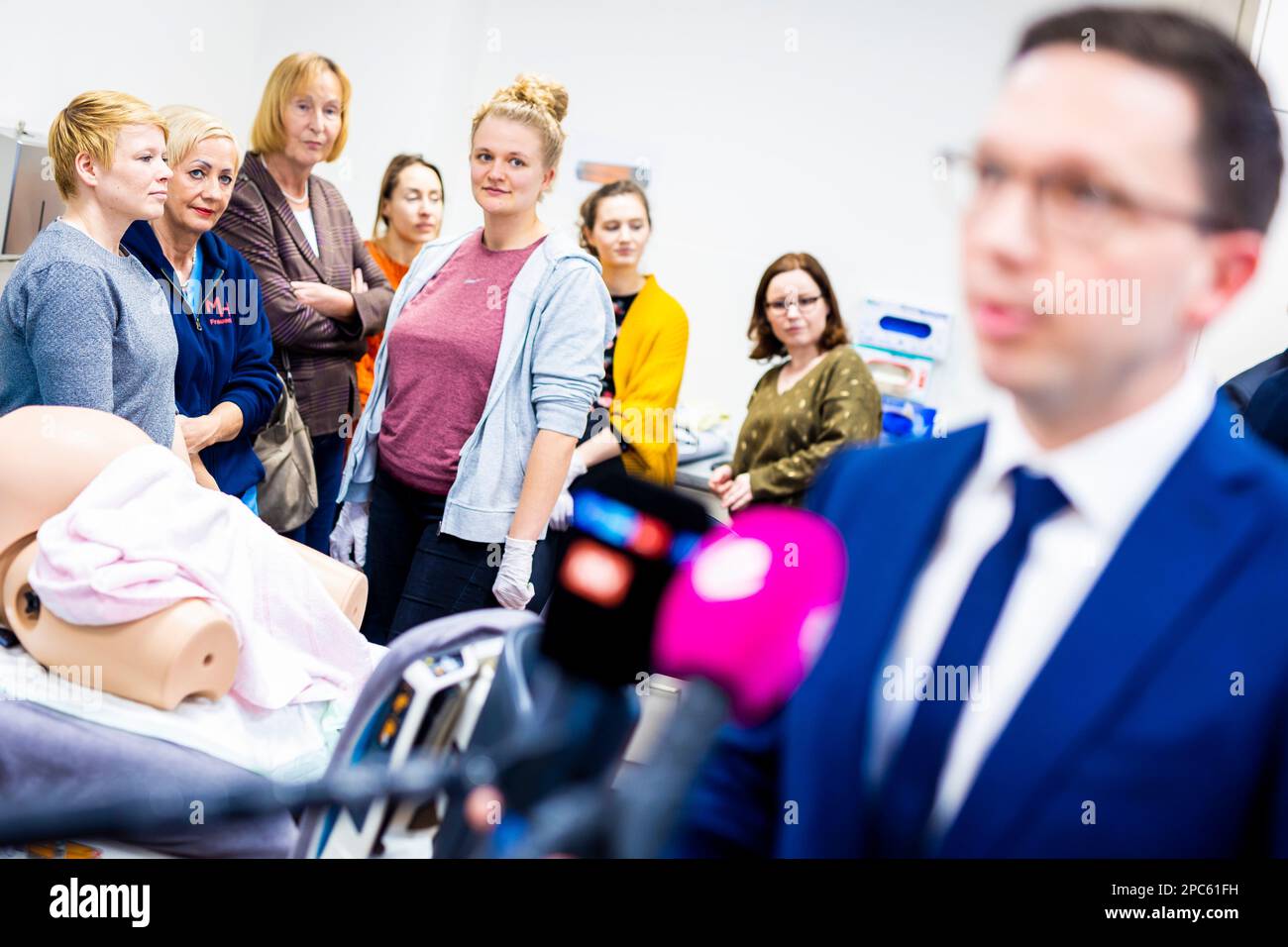 Hanovre, Allemagne. 13th mars 2023. Falko Mohrs (SPD, r), ministre de la Science et de la Culture de Basse-Saxe, fait une déclaration à la presse lors de sa visite dans un laboratoire de formation ('KillsLab') pour les sages-femmes potentielles à l'Ecole de médecine de Hanovre (MHH). Credit: Moritz Frankenberg/dpa/Alay Live News Banque D'Images