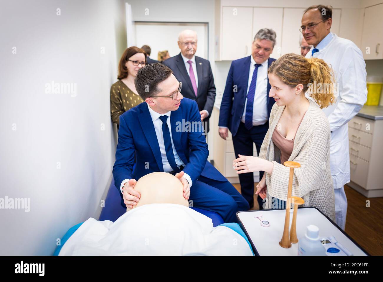 Hanovre, Allemagne. 13th mars 2023. Falko Mohrs (SPD, l), ministre de la Science et de la Culture de Basse-Saxe, s'entretient avec des conférenciers et des étudiants simulant un examen d'une femme enceinte sur un mannequin lors de sa visite dans un laboratoire de formation ('ShillsLab') pour les sages-femmes potentielles à l'école médicale de Hanovre (MHH). Credit: Moritz Frankenberg/dpa/Alay Live News Banque D'Images