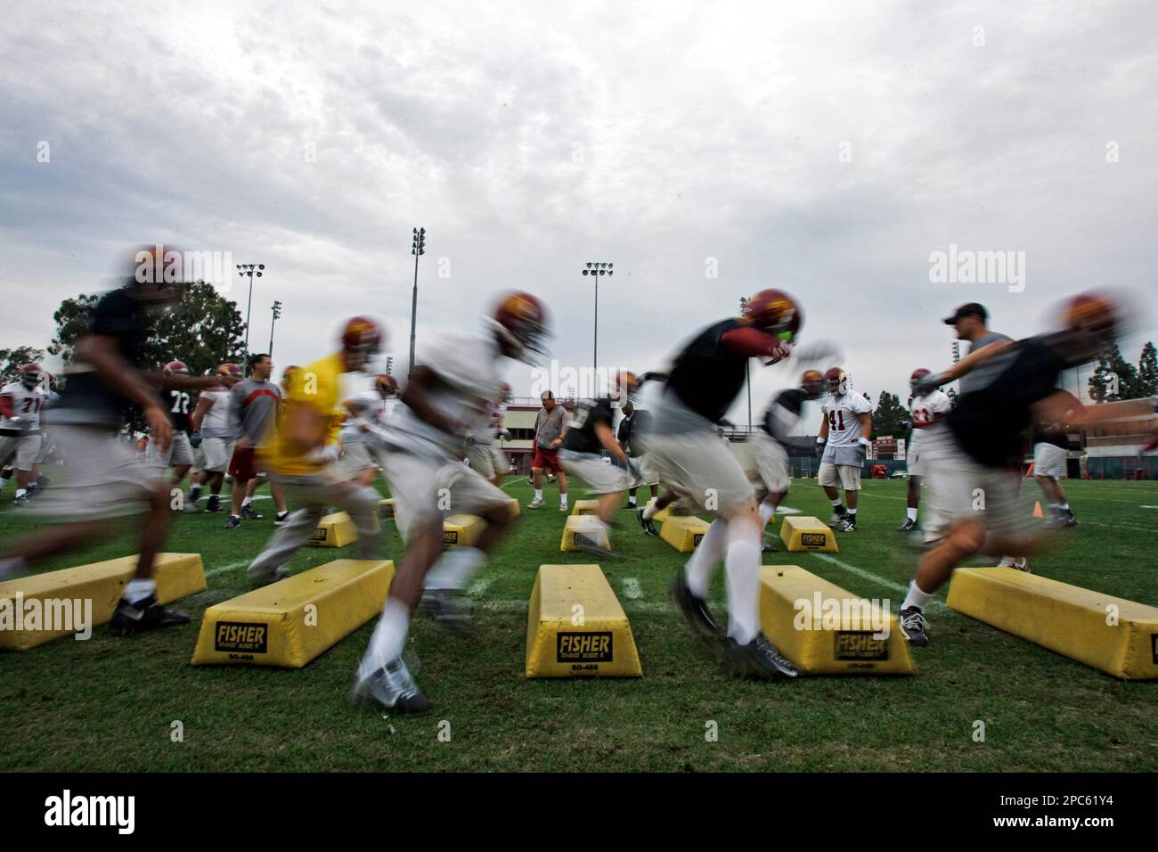 Southern Cal's college football players practice on the campus of USC in Los Angeles, Tuesday Dec. 26, 2006. USC plays Michigan on Monday, Jan. 1, 2007 in the Rose Bowl football game. (AP Photo/Kevork Djansezian) Banque D'Images