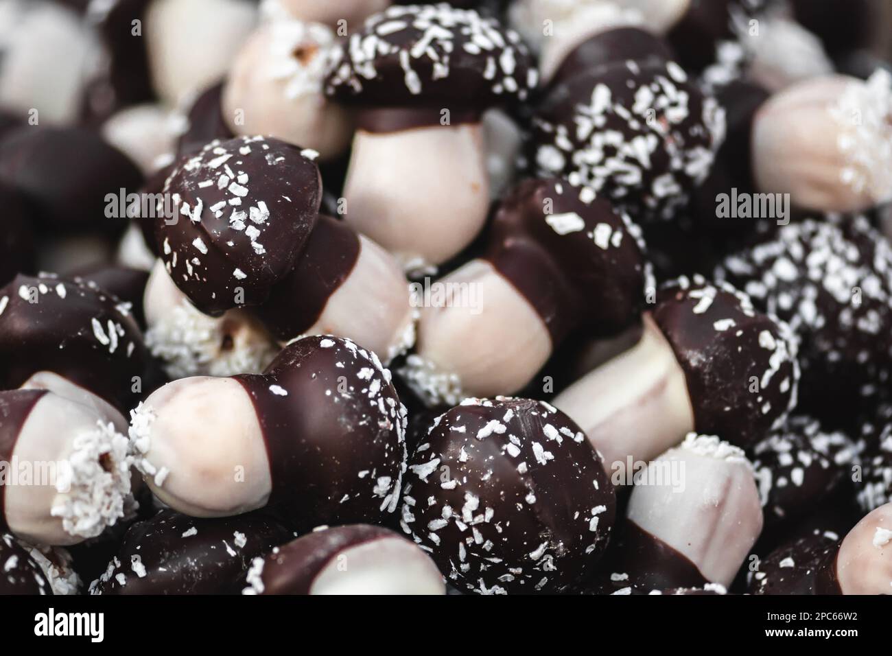 Les biscuits aux champignons lituaniens, l'un des desserts les plus populaires de Lituanie, recouverts d'un glaçage spécial au sucre, et le sommet atteint un brun foncé Banque D'Images