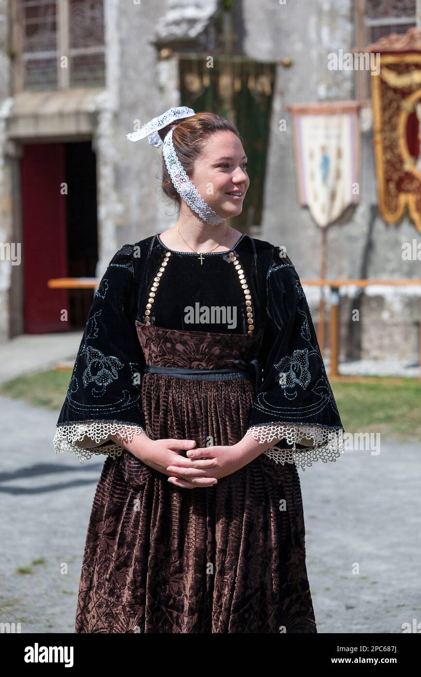 Robe traditionnelle bretonne Banque de photographies et d'images à haute  résolution - Alamy