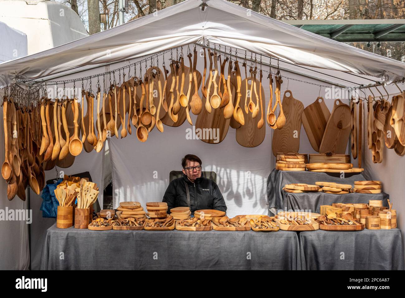 Vente d'outils et d'objets en bois à la main à Kaziuko Muge ou à Saint Casimir's Fair, une foire d'art et d'artisanat folklorique annuelle du printemps à Vilnius, en Lituanie Banque D'Images