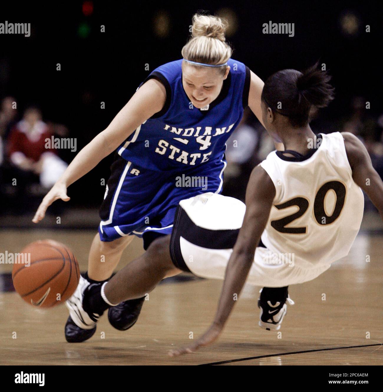 Vanderbilt guard Jessica Mooney (20) collides with Indiana State's Sarah Paul (24) in the second half of a college basketball game Thursday, Dec. 21, 2006, in Nashville, Tenn. (AP Photo/Mark Humphrey) Banque D'Images