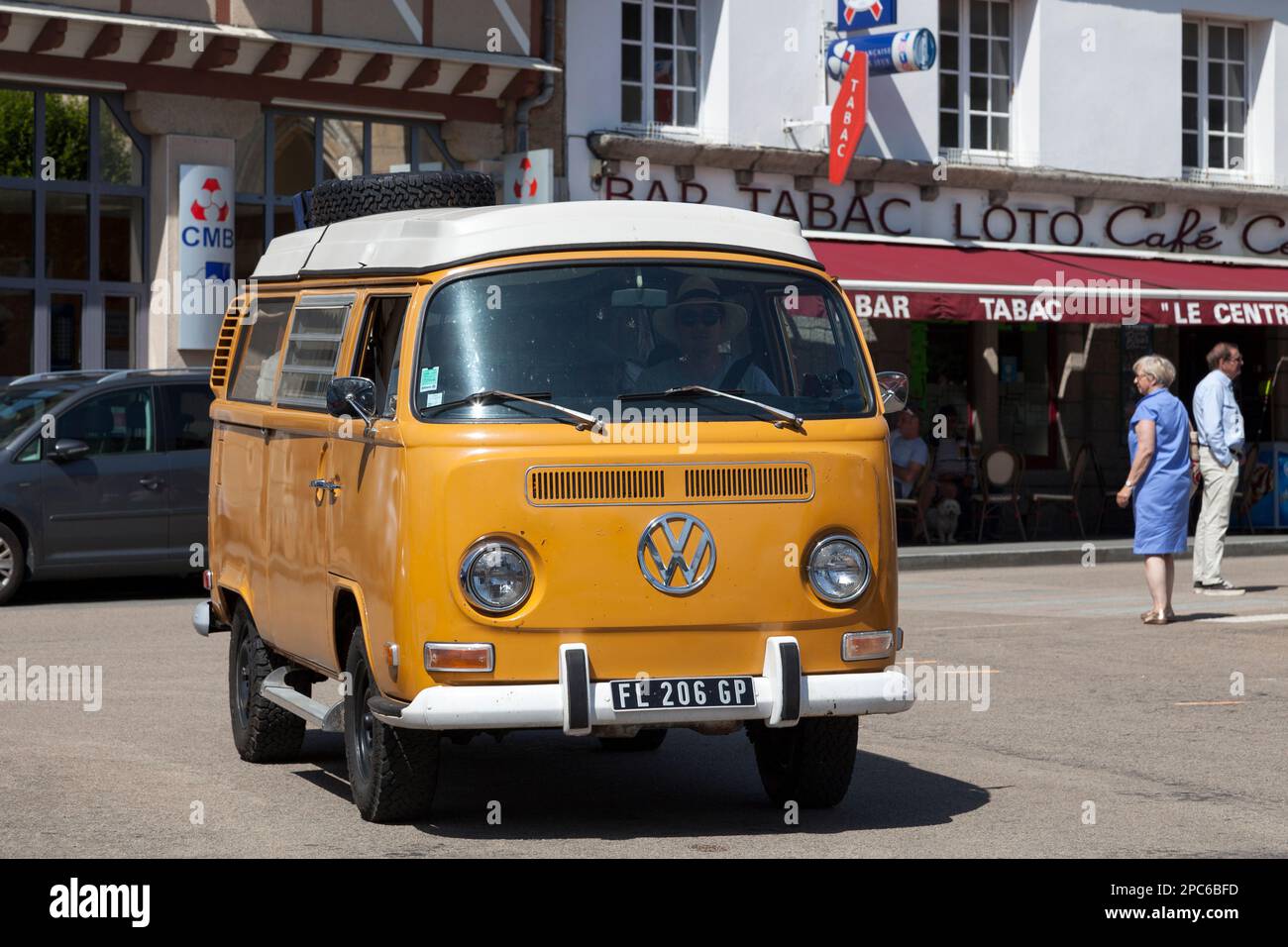 Plougasnou, France - 17 juillet 2021: Volkswagen Kombi des années soixante en roaming dans les rues. Banque D'Images